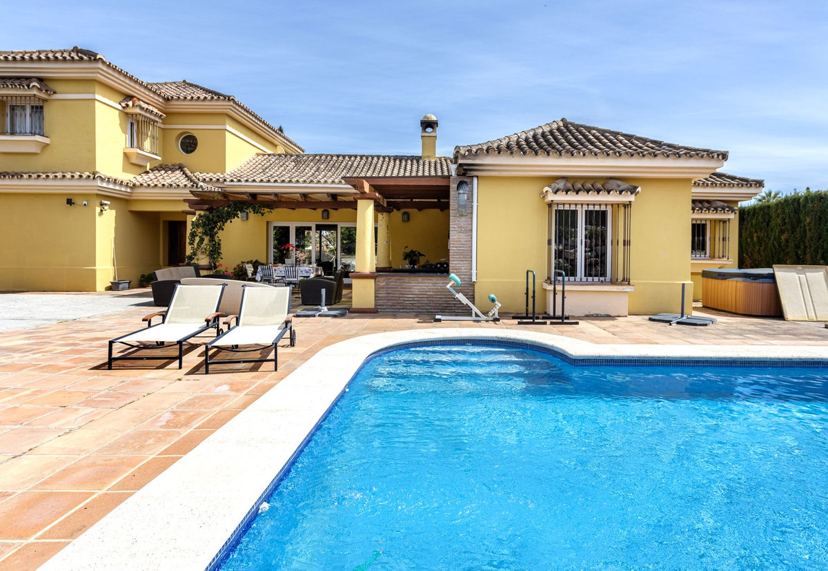 A charming villa awaits for her new owners!
This territory has more than 1400 m2 and 450 m2 built. T, Spain