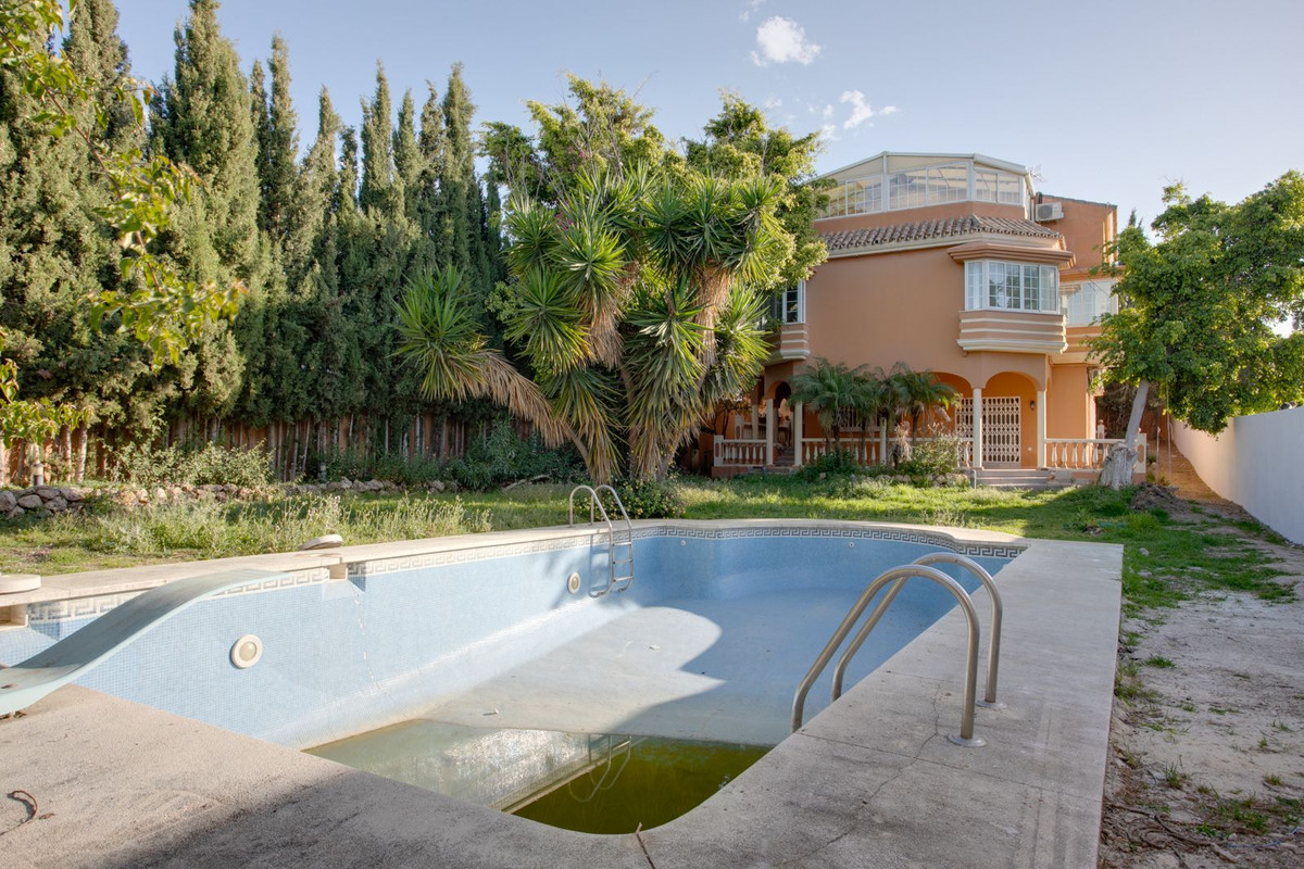 Detached Villa for sale in Estepona R4235821