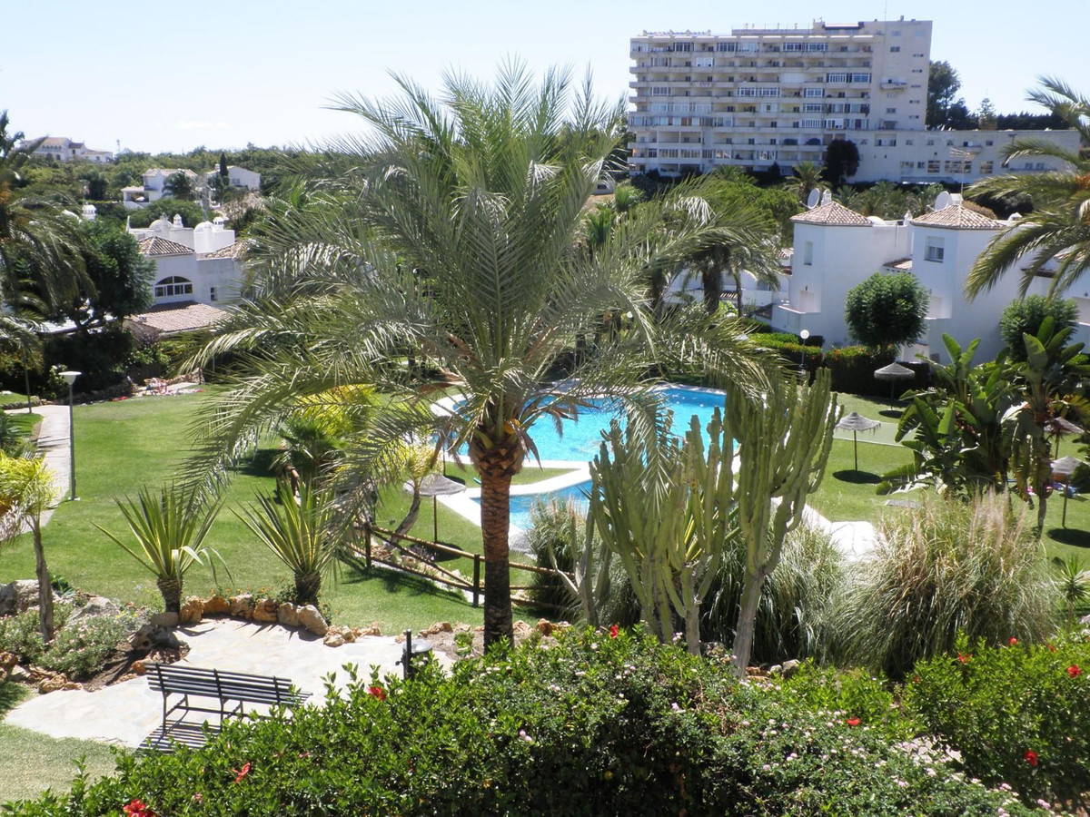 Middle Floor Apartment for sale in Estepona R4440937