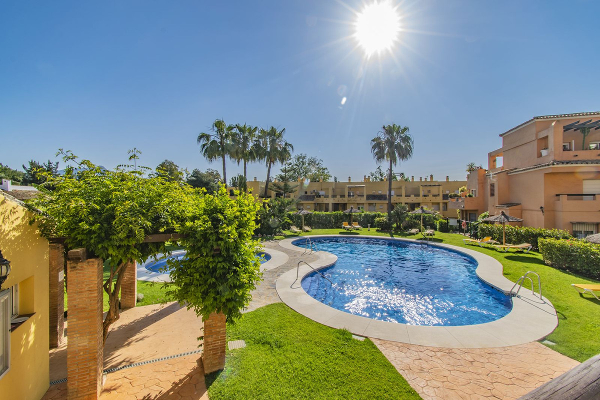 FRONT LINE GOLF PENTHOUSE IN GUADALMINA
Fantastic large penthouse, located in the exclusive area of , Spain