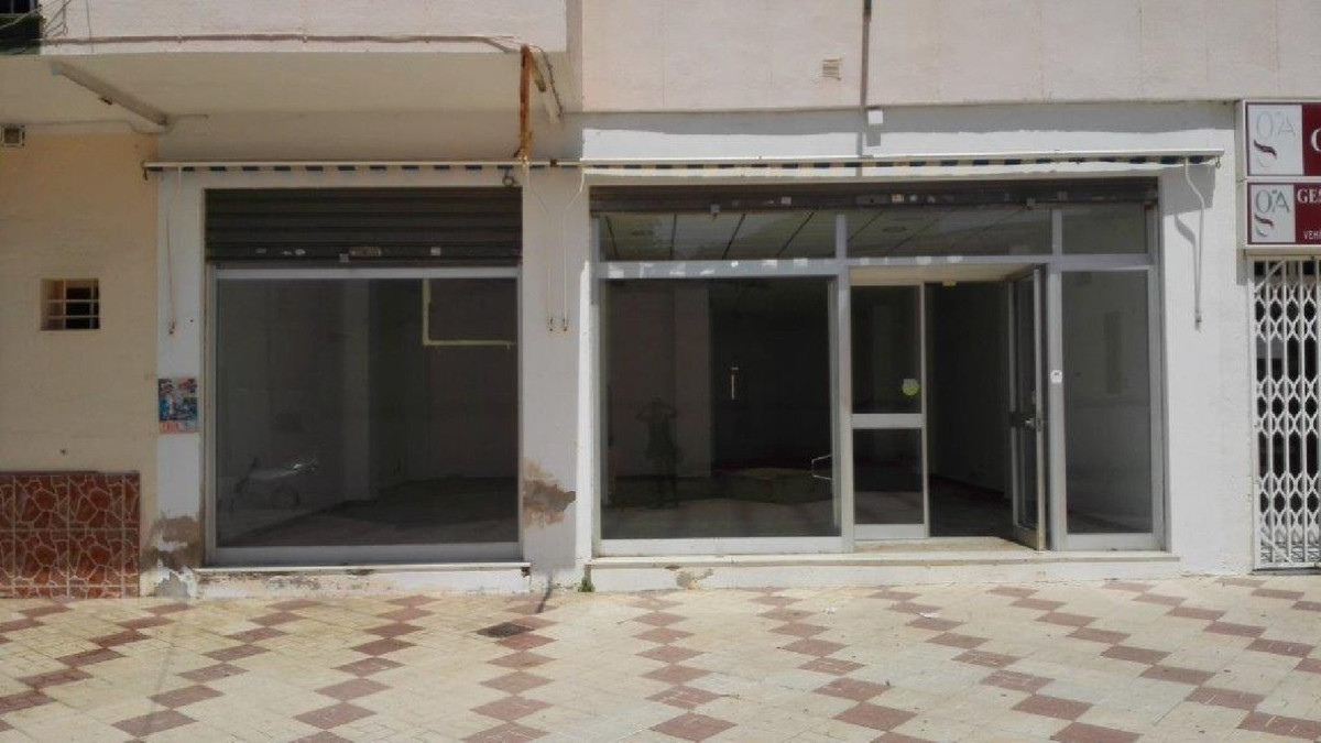 Local for sale a few meters from the town hall and the ambulatory
with both bathrooms renovated
100m, Spain