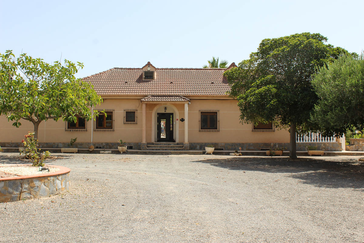 This property is a beautiful detached villa set on a private plot in excess of 2,600m2 with 5 bedroo, Spain