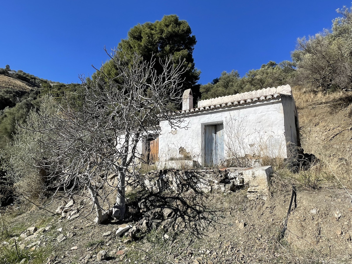 3 plots of land for sale totalling approx. 10,000m2 with a ruin of 58m2.