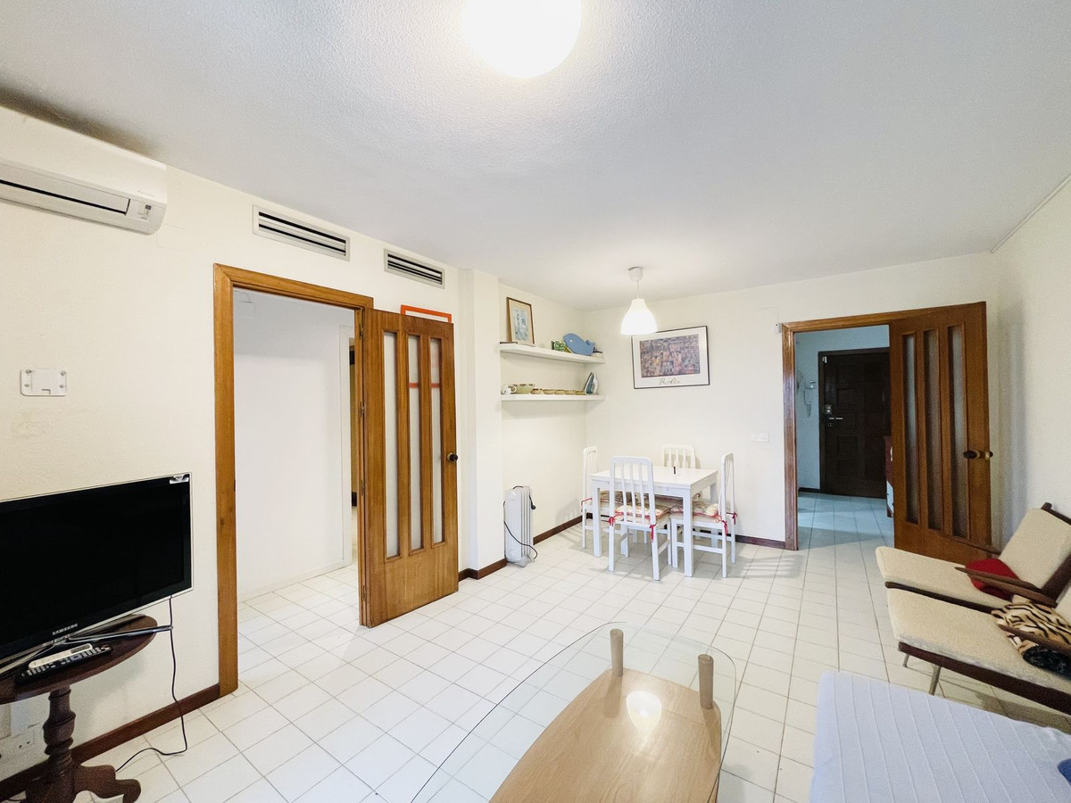 In the heart of Marina la Duquesa, this spacious second floor apartment with a lift lays in a secure and well maintained block of apartments just f...