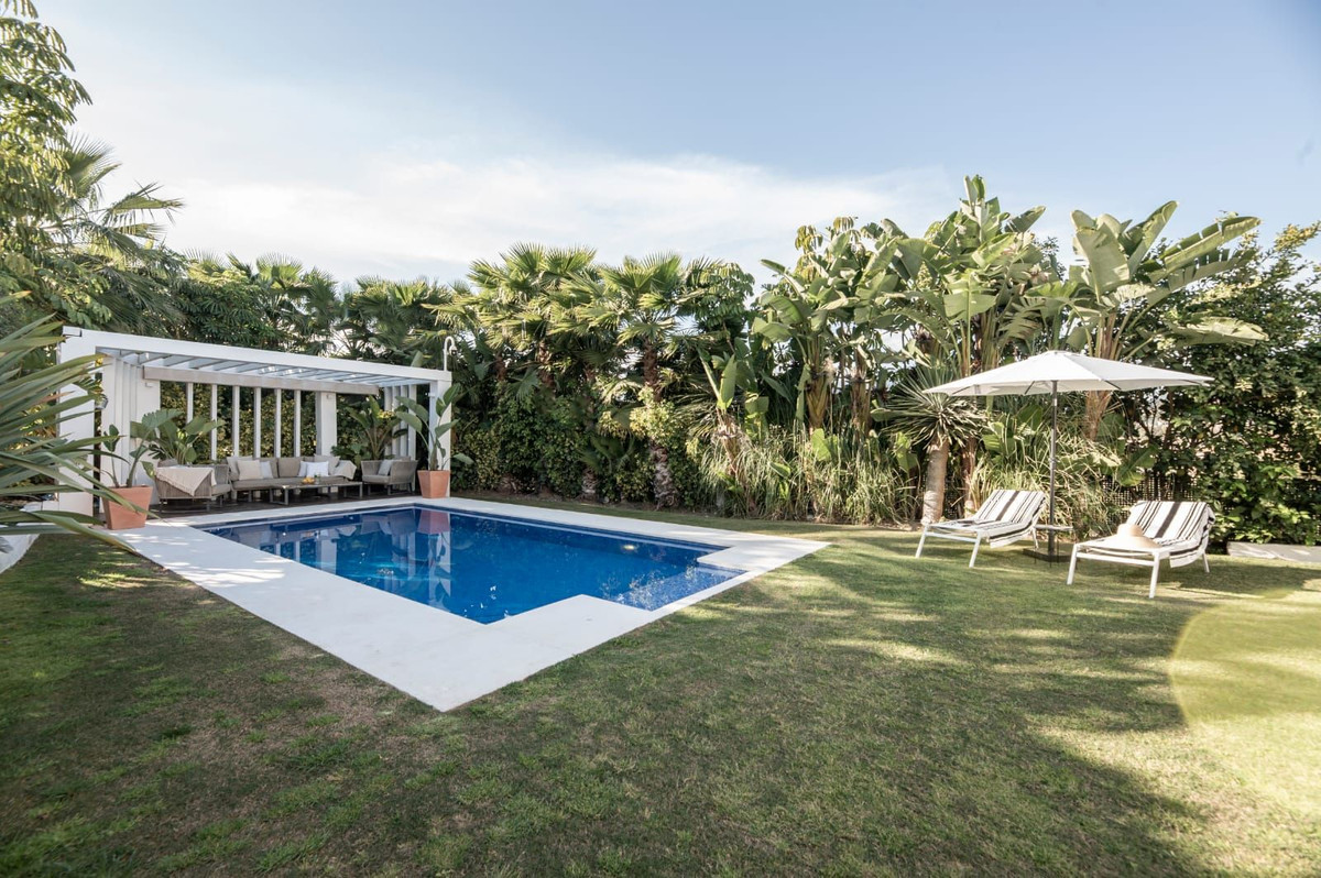 Villa Detached in Las Brisas, Costa del Sol
