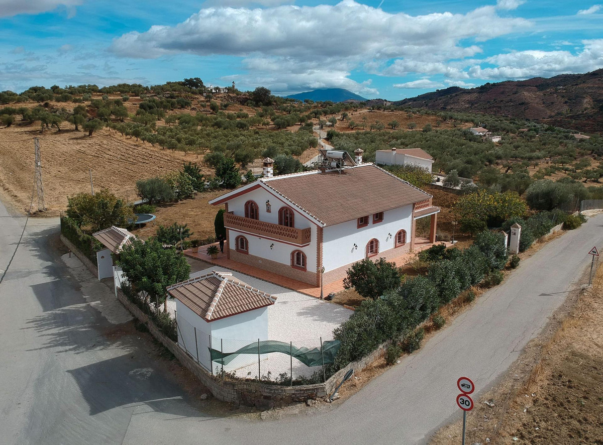 7 bed, 2 bath Villa - Detached - for sale in Tolox, Málaga, for 349,000 EUR