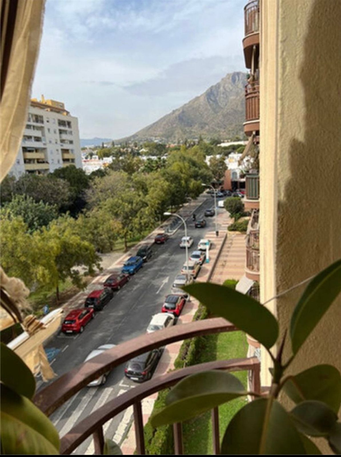 West facing 4 bed 2 bath top floor apartment with open views. Located in the Miraflores neighborhood, Spain