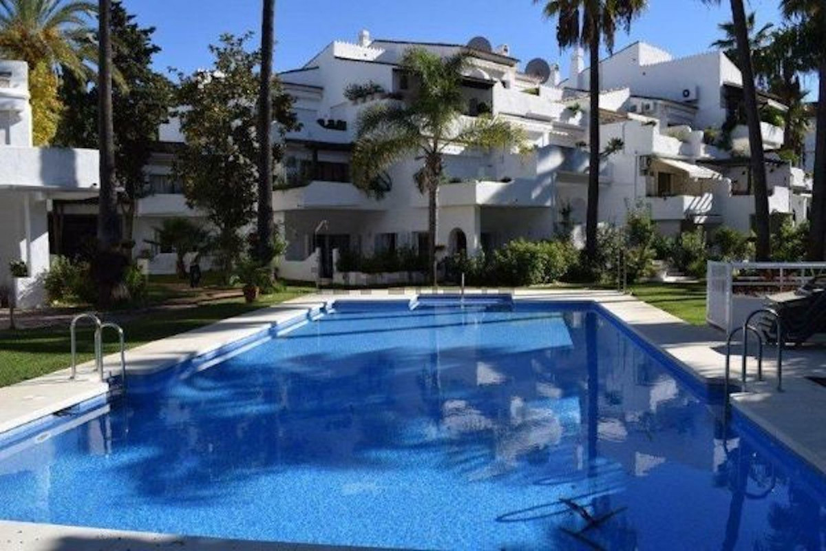 Luxurious apartment with 3 bedrooms and 2 bathrooms, located in an exclusive complex opposite the well-known Hotel Guadalpín Banús.