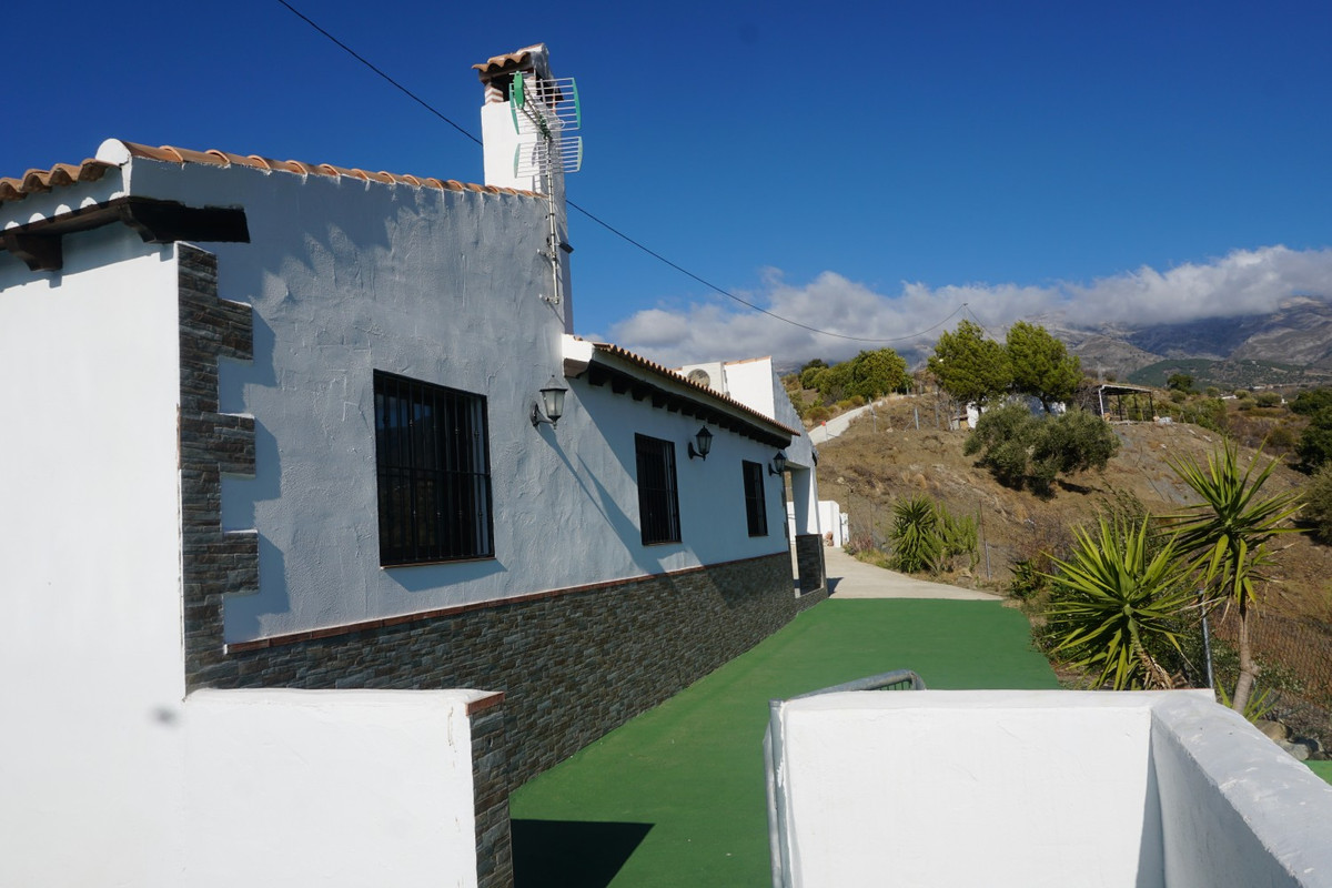 Newly built house in a quiet location, about 5 km from the village of Sedella.