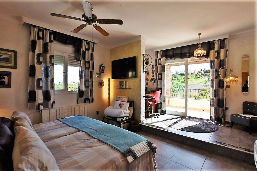 5 bedroom Villa For Sale in Mijas Costa, Málaga - thumb 4