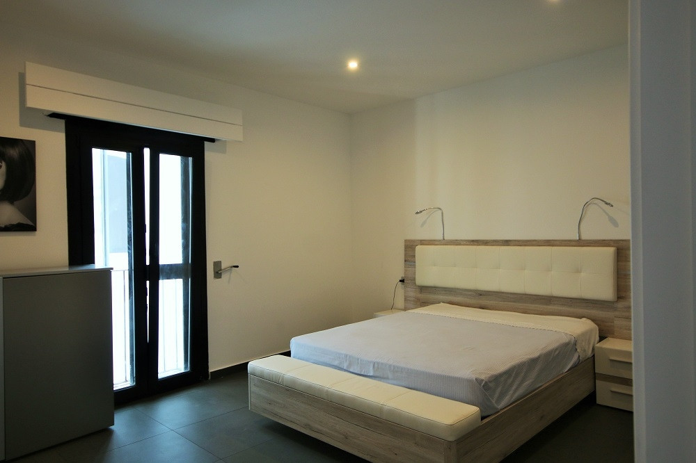Modern recently refurbished 2 bedroom apartment in the heart of Puerto Banus.