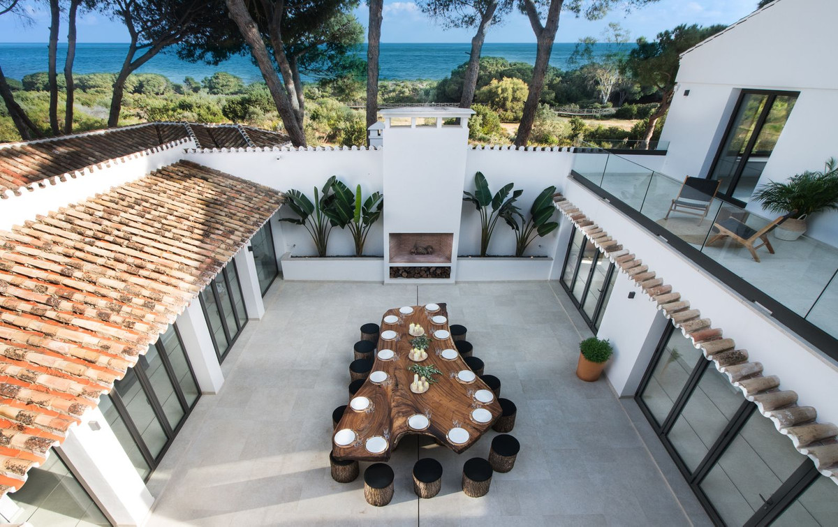 6 bedroom Villa For Sale in Artola, Málaga