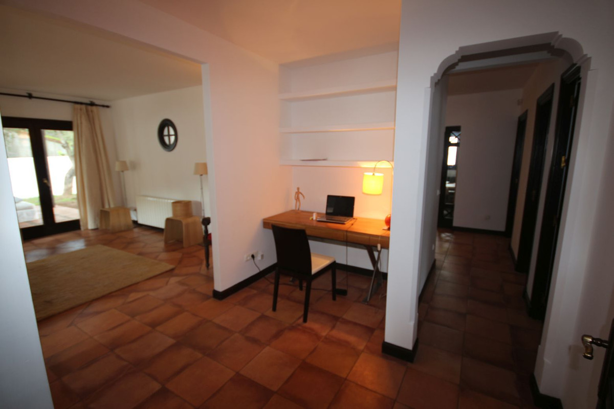 3 bedroom Villa For Sale in Elviria, Málaga - thumb 9