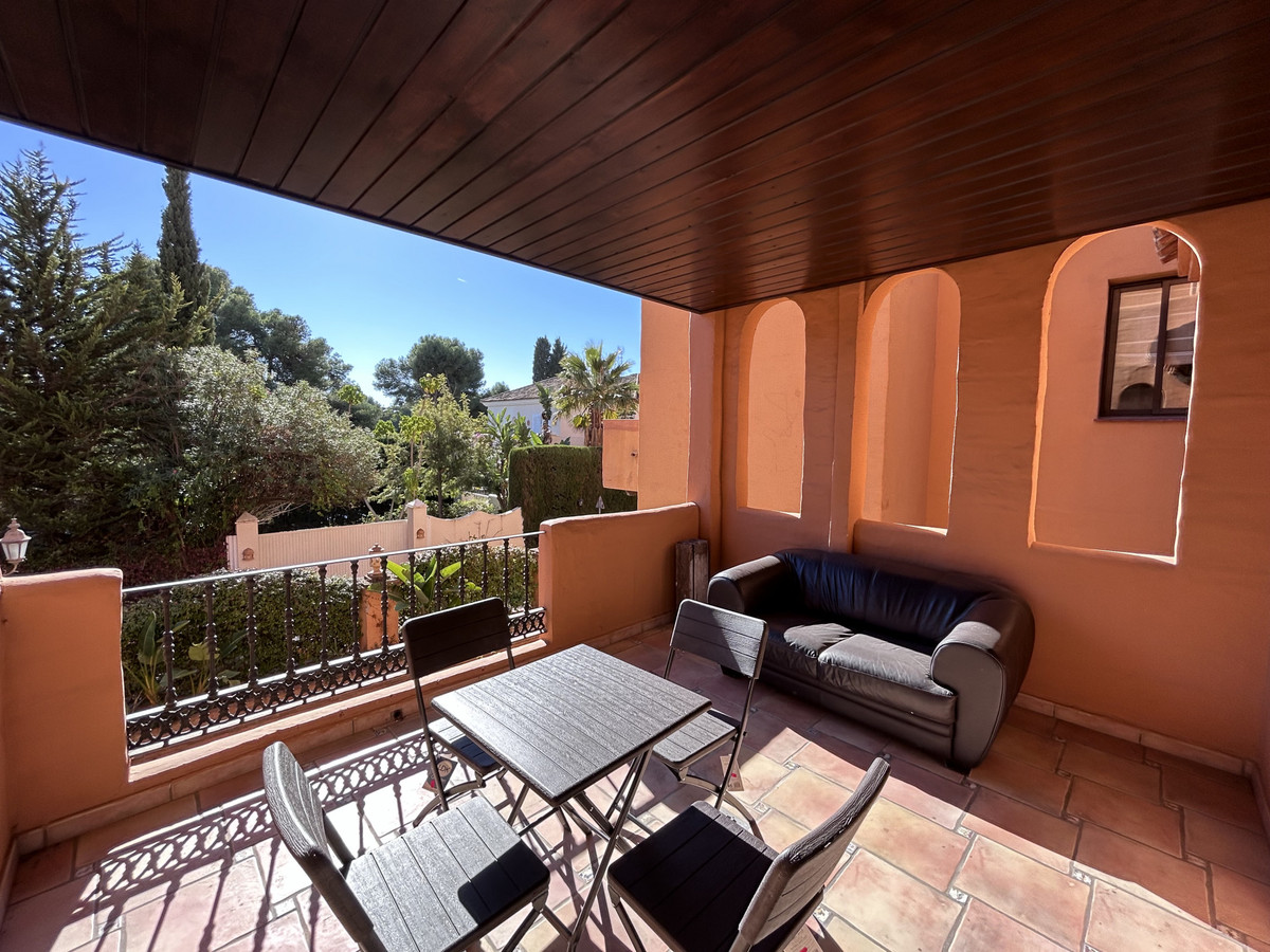 Middle Floor Apartment for sale in Estepona R4023919