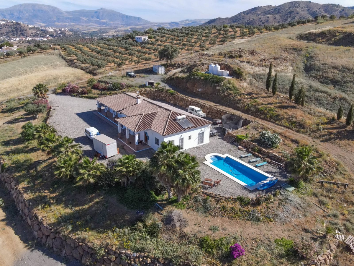 Detached Villa in Alora with 2x Separate Accommodation

.   BUSINESS potential
.   Usable land
.   O, Spain