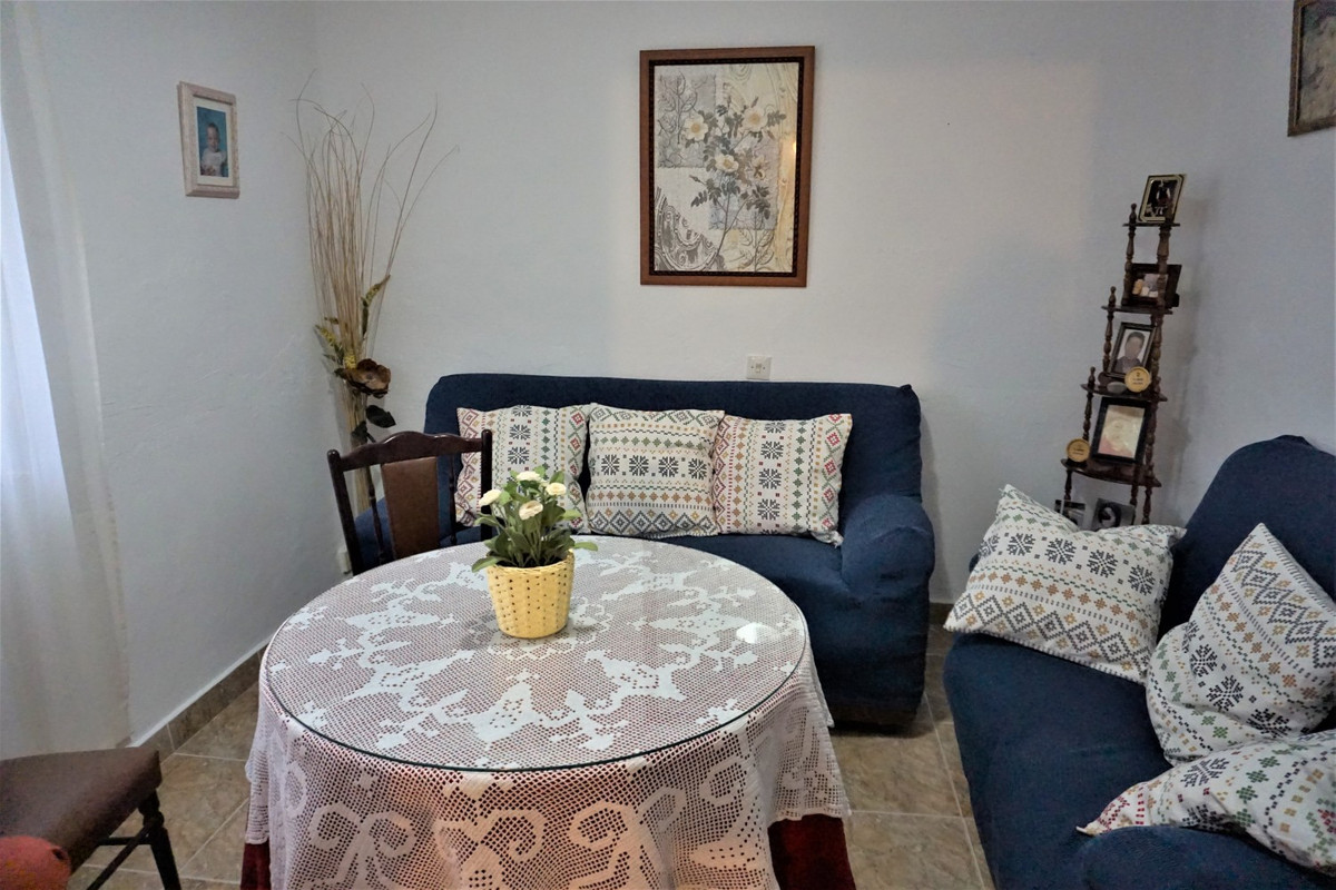 We present you a great property, to either invest or simply live in Large traditional town house located in the upper part of Cómpeta near the Plaz...