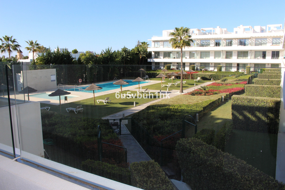 Middle Floor Apartment for sale in Estepona R4675636