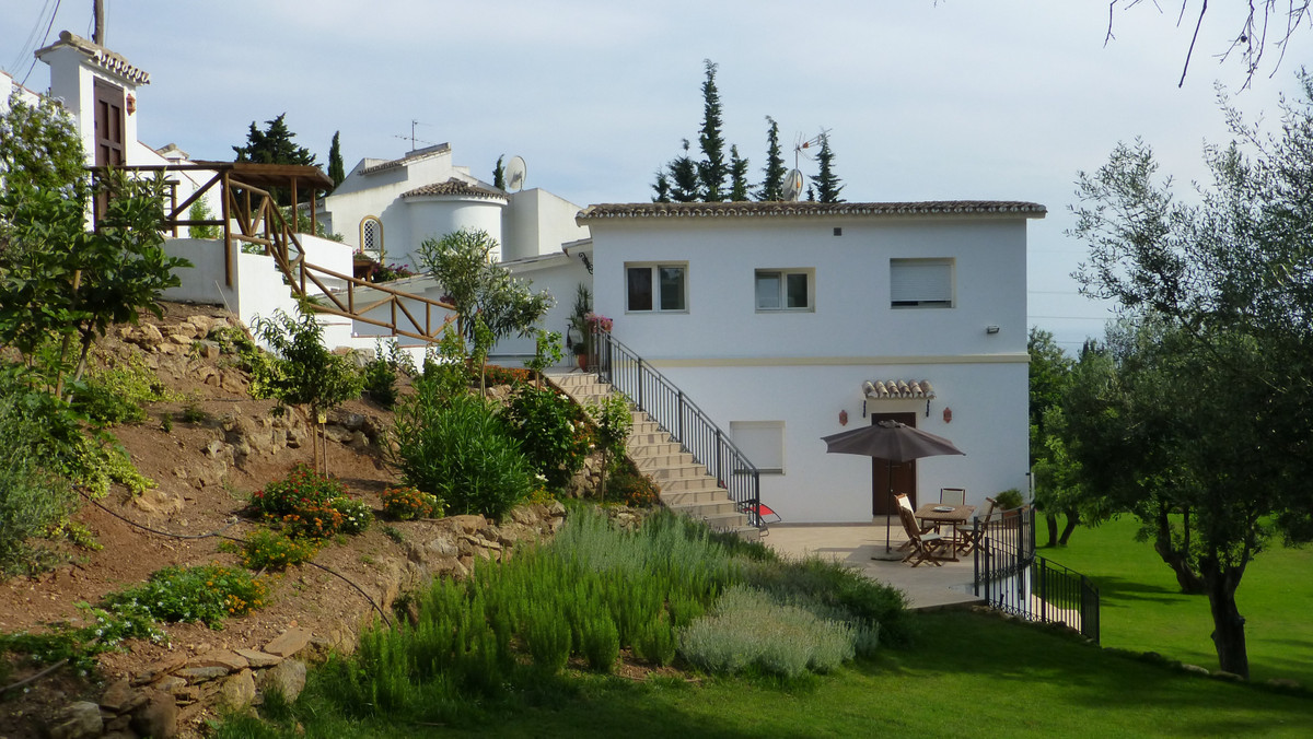 4 Bedroom Detached Villa For Sale El Rosario, Costa del Sol - HP4019293