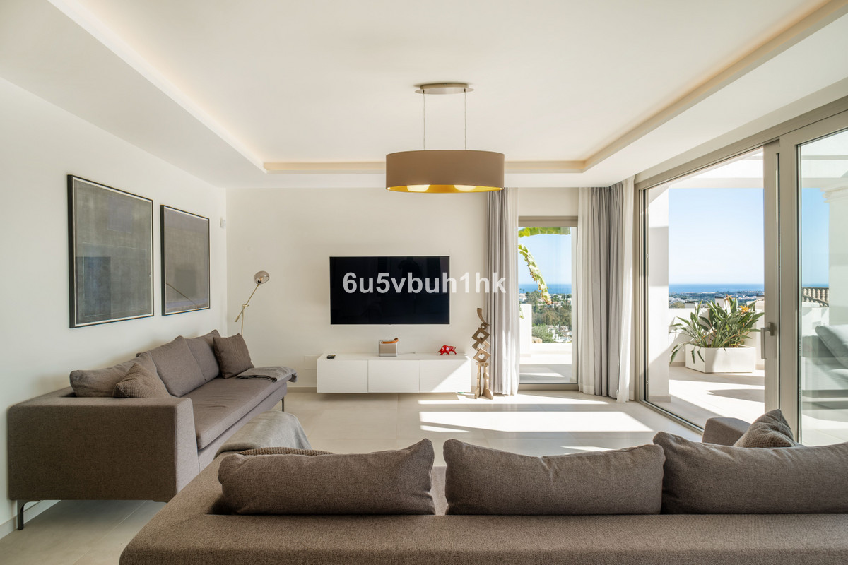 2 Bedroom Middle Floor Apartment For Sale Nueva Andalucía, Costa del Sol - HP4503265