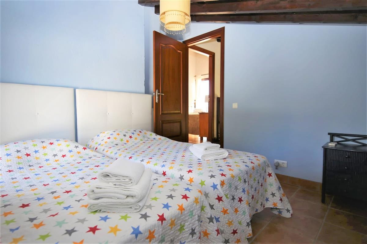 5 bedroom Villa For Sale in Estepona, Málaga - thumb 18