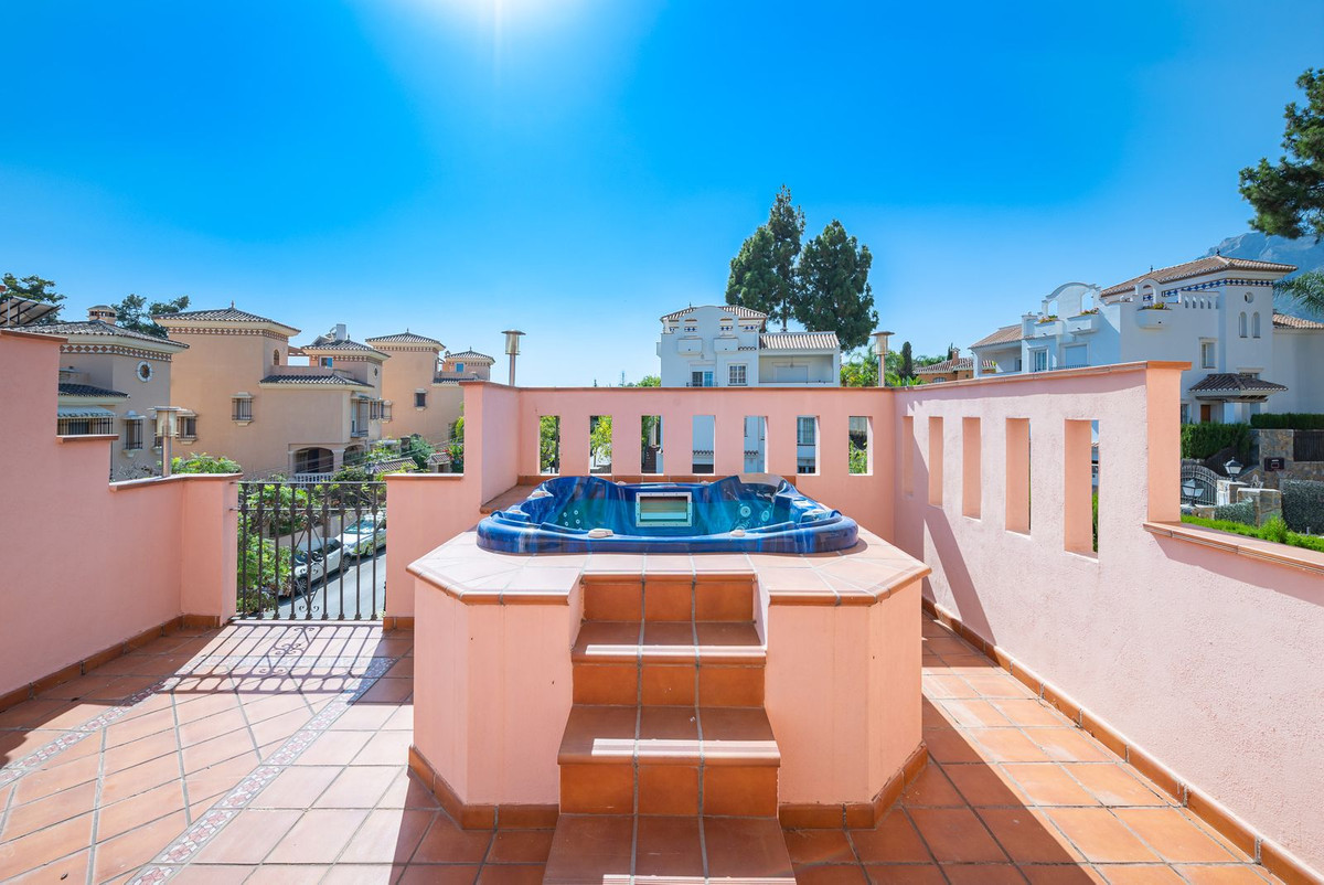 Detached Villa for sale in Marbella R4184389