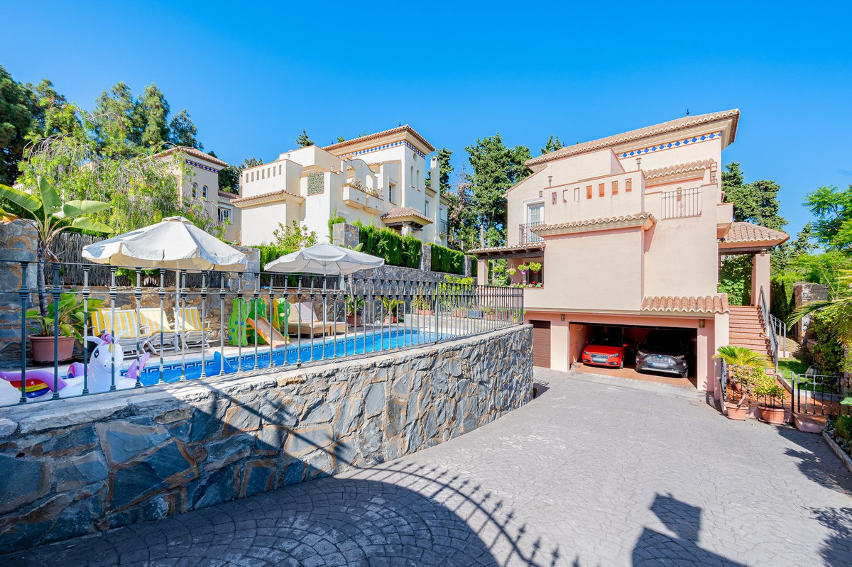 5 bedroom Villa For Sale in Marbella, Málaga