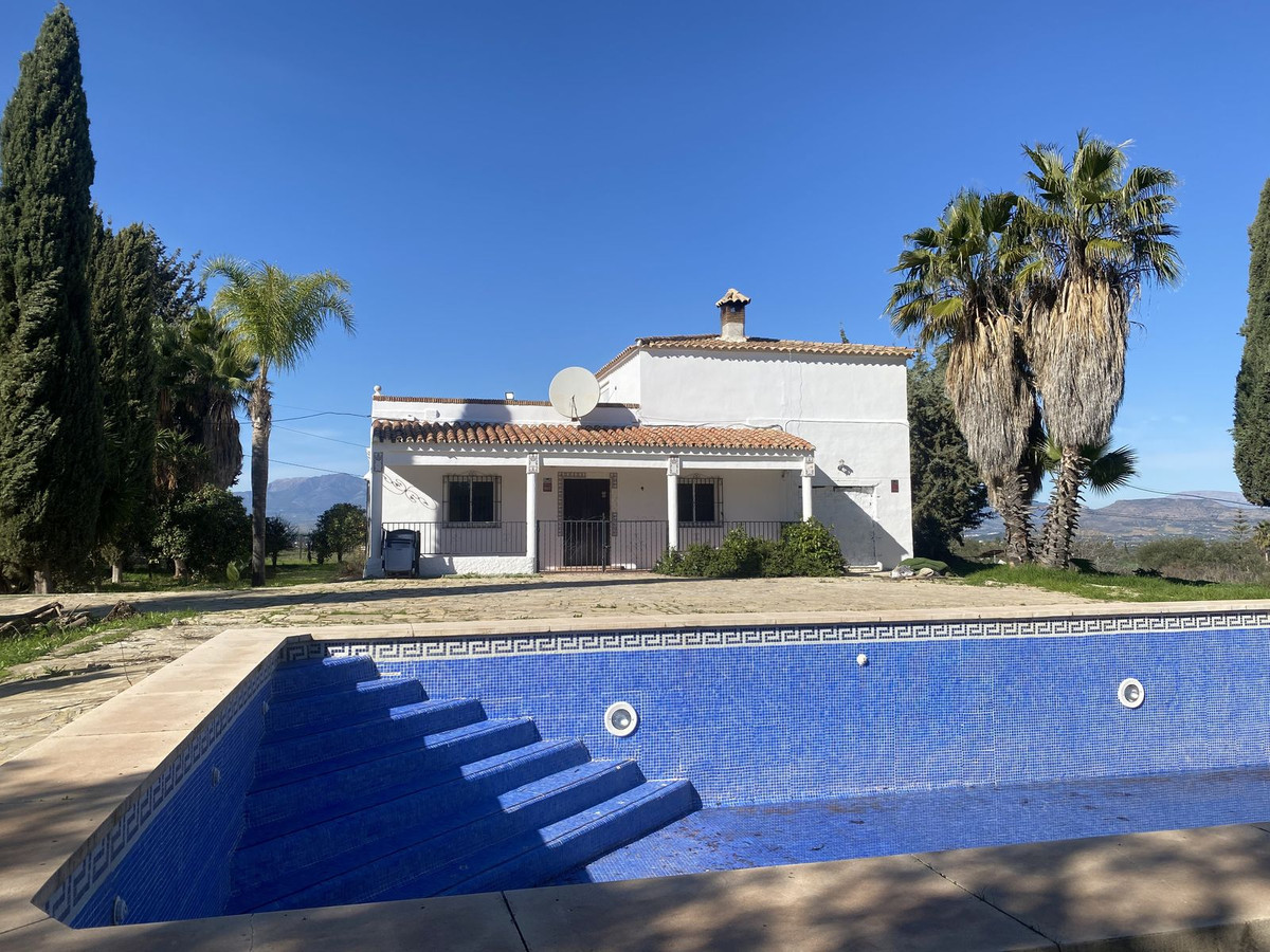 8 bedroom Villa For Sale in Alhaurín el Grande, Málaga