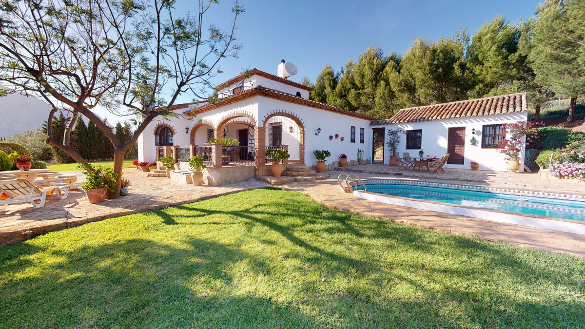 This charming finca has an incomparable panoramic view of the mountains.