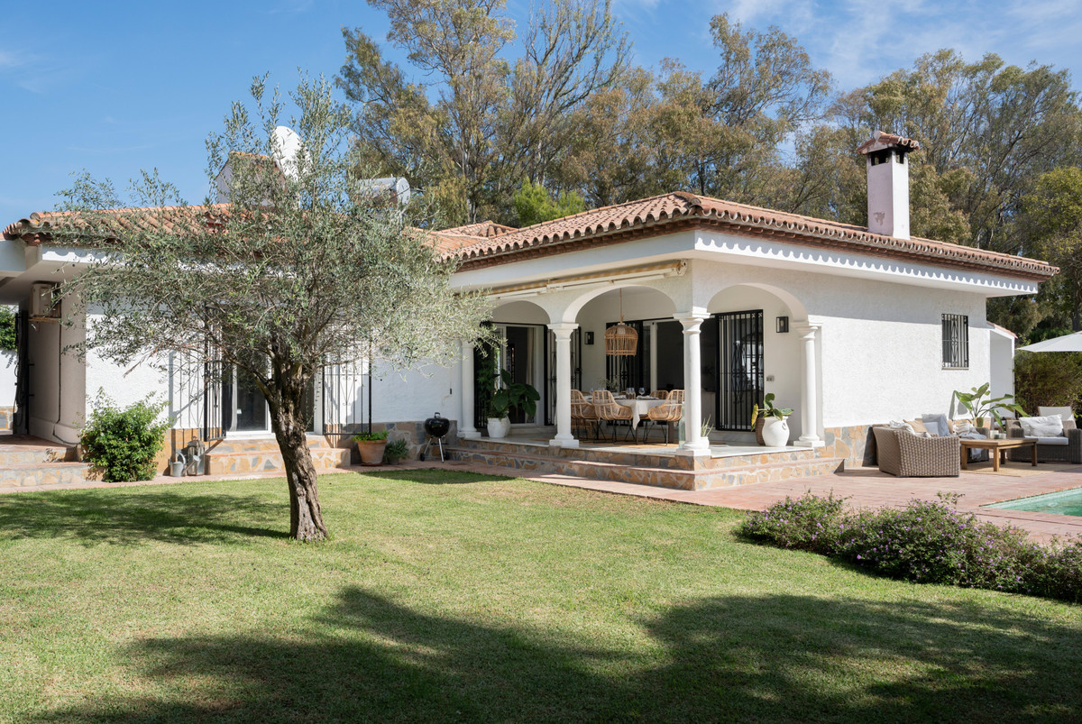 Detached Villa in Estepona Resale Costa Del Sol