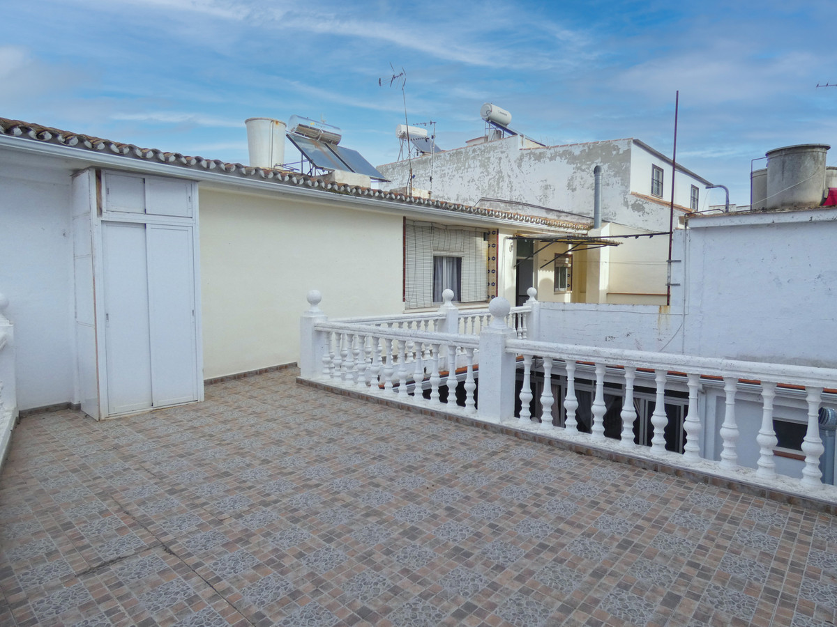 Very spacious 4 bedroom top floor apartment in the centre of Alhaurin el Grande.

As you arrive at t, Spain