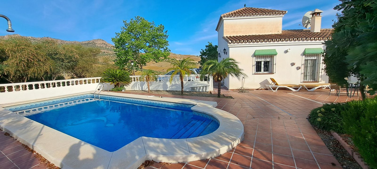 2 detached Villas with 2 pools

On 33.527m2 of land, these 2 villas both have their own driveway. Th, Spain