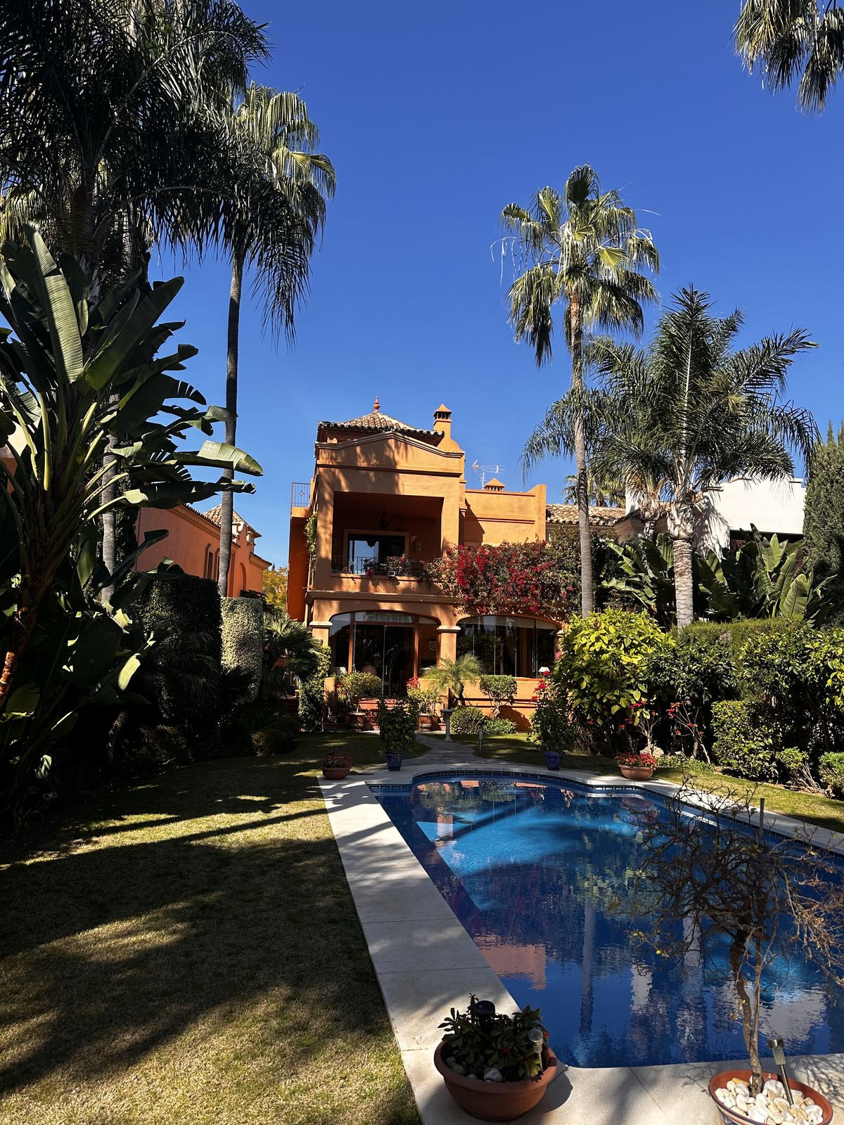  Villa, Pareada  en venta    en Puerto Banús