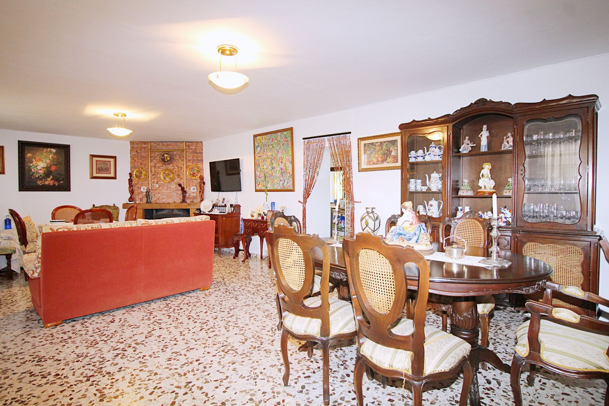 Spacious, fresh and comfortable Finca in Villafranco del Guadalhorce, 4,106 m2 of plot, 404 m2 built, 5 bedrooms, 4 bathrooms.