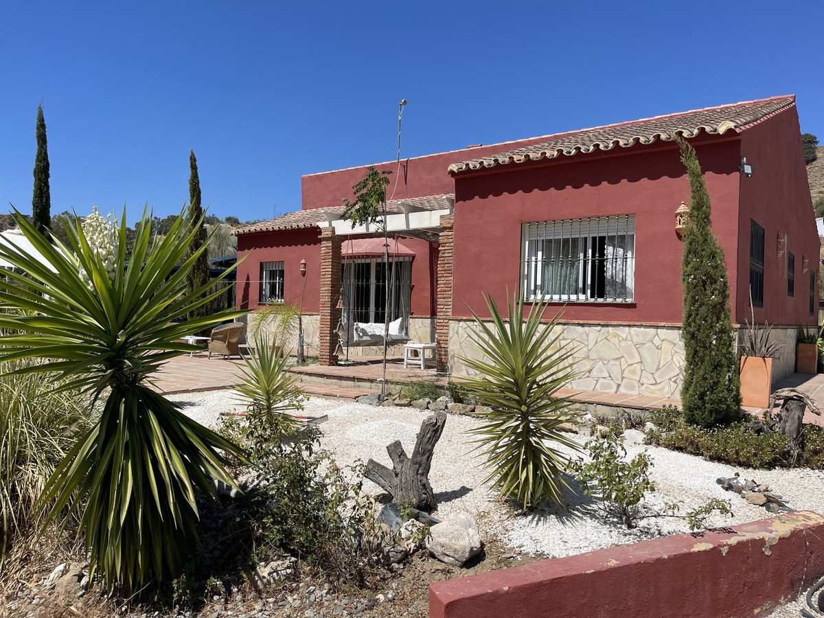 Home and or Investment/Income opportunity.

Beautifully presented family home in the mountains of Co, Spain