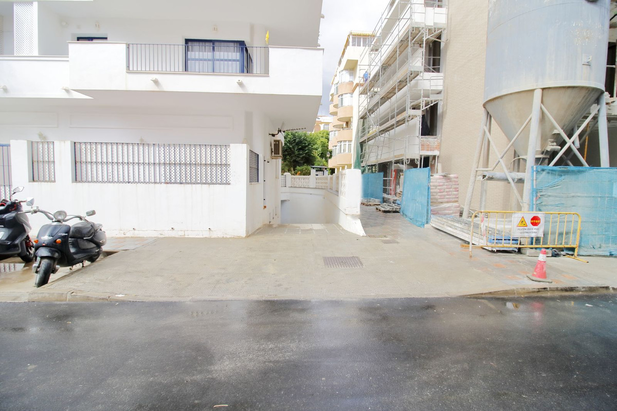 Parking Space, Los Boliches, Costa del Sol.
Built 10 m².

Setting : Town, Commercial Area, Beachside, Spain