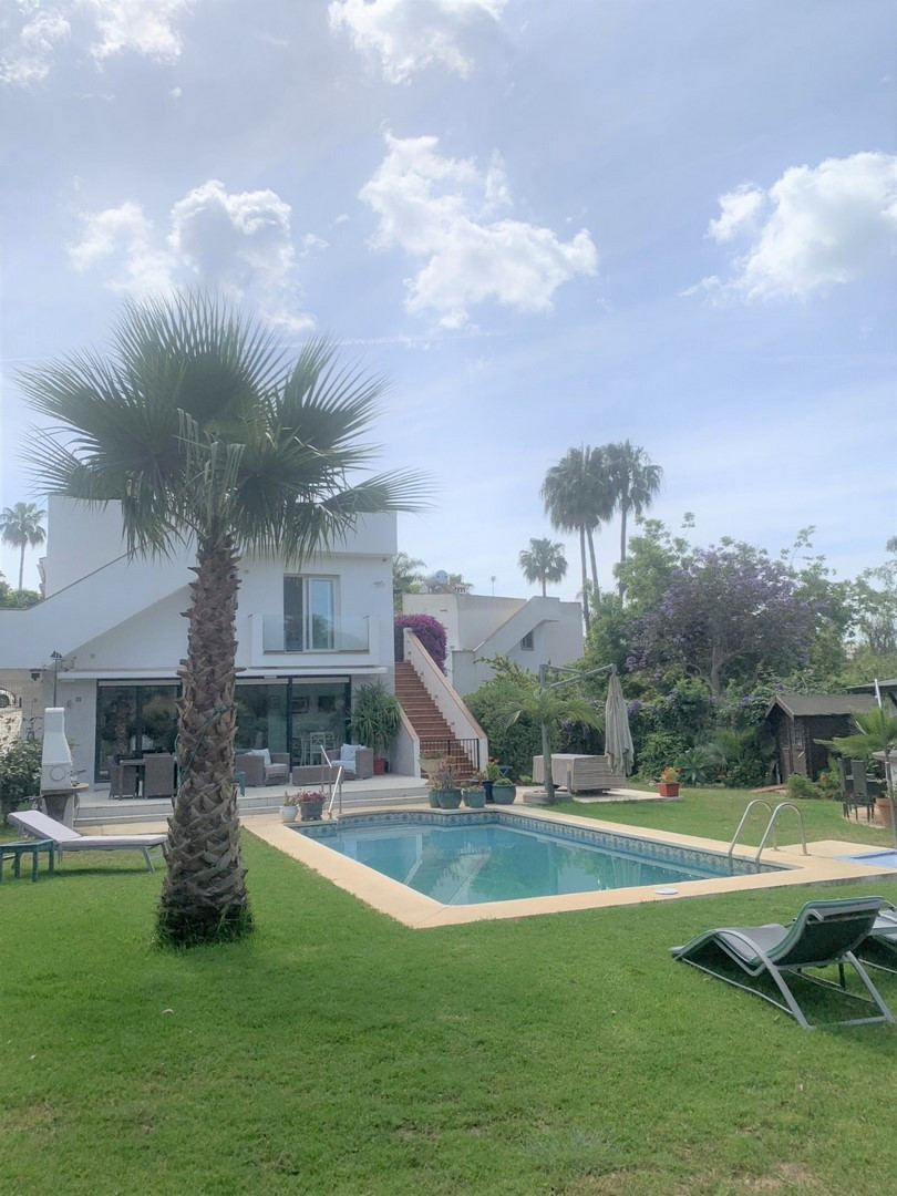 Beautiful detached six bedroom villa situated on a large plot of just over 1000m2 yet only 15 minute, Spain