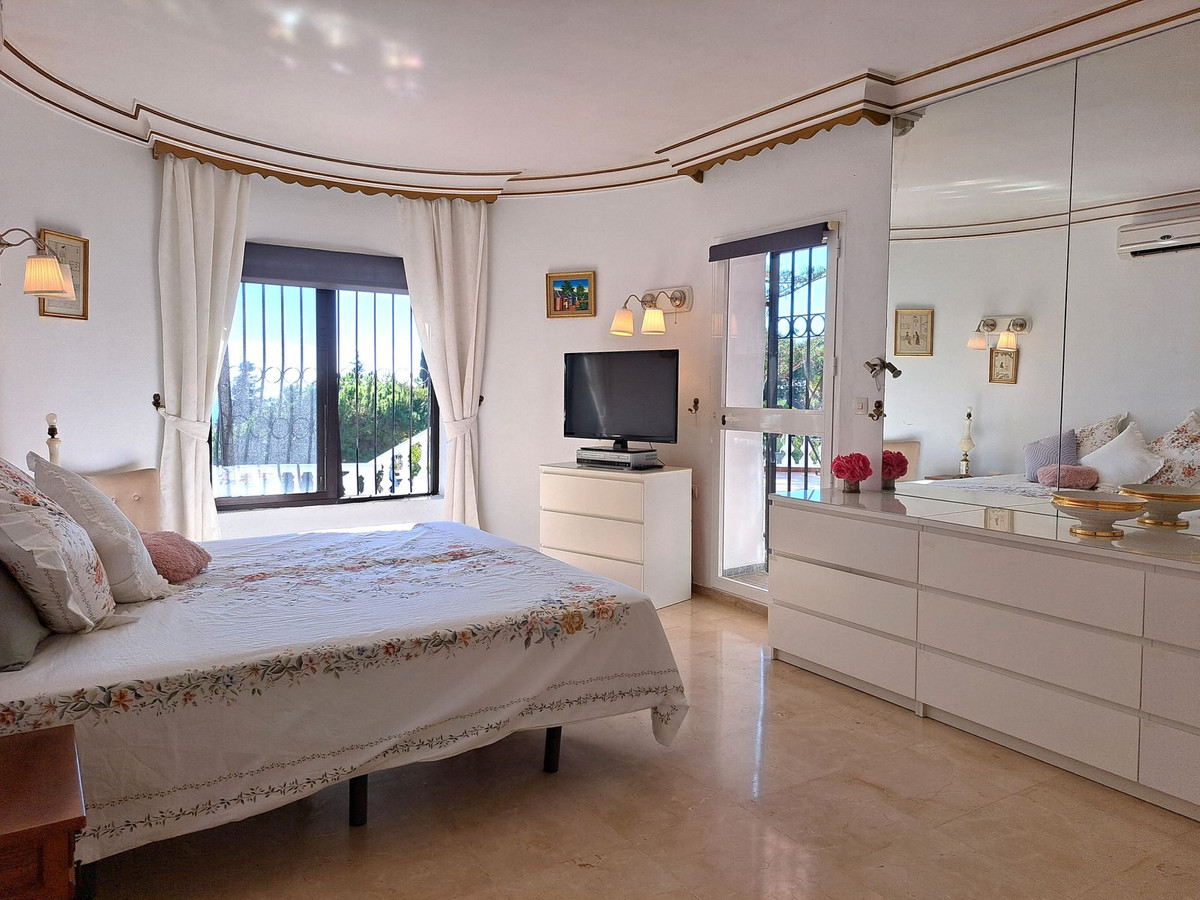 4 bedroom Villa For Sale in El Chaparral, Málaga - thumb 4