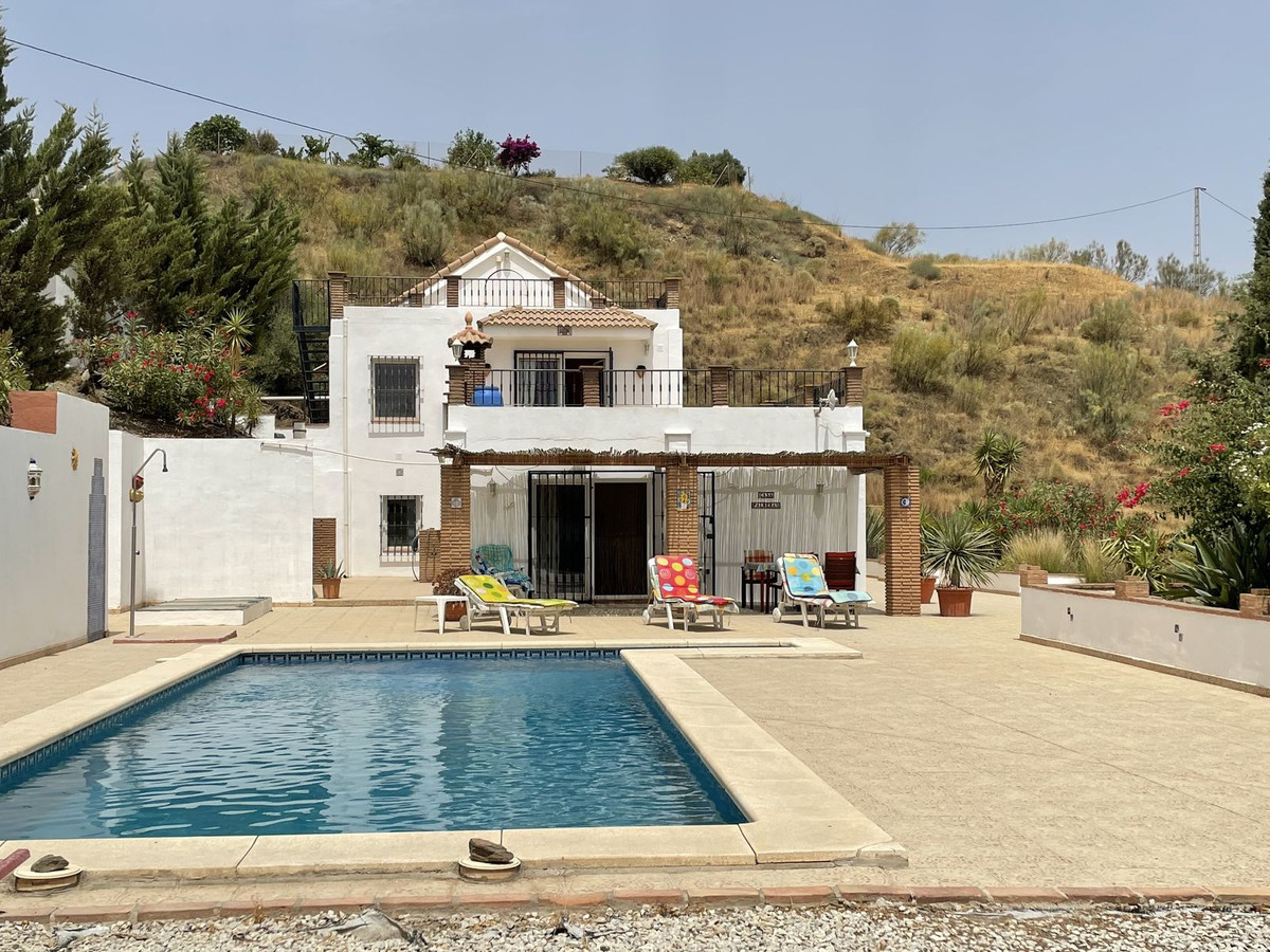Excellent, 4 bedroom, 4 bathroom villa on a plot of 2749m2 with panoramic views, 10m x 4m swimming p, Spain