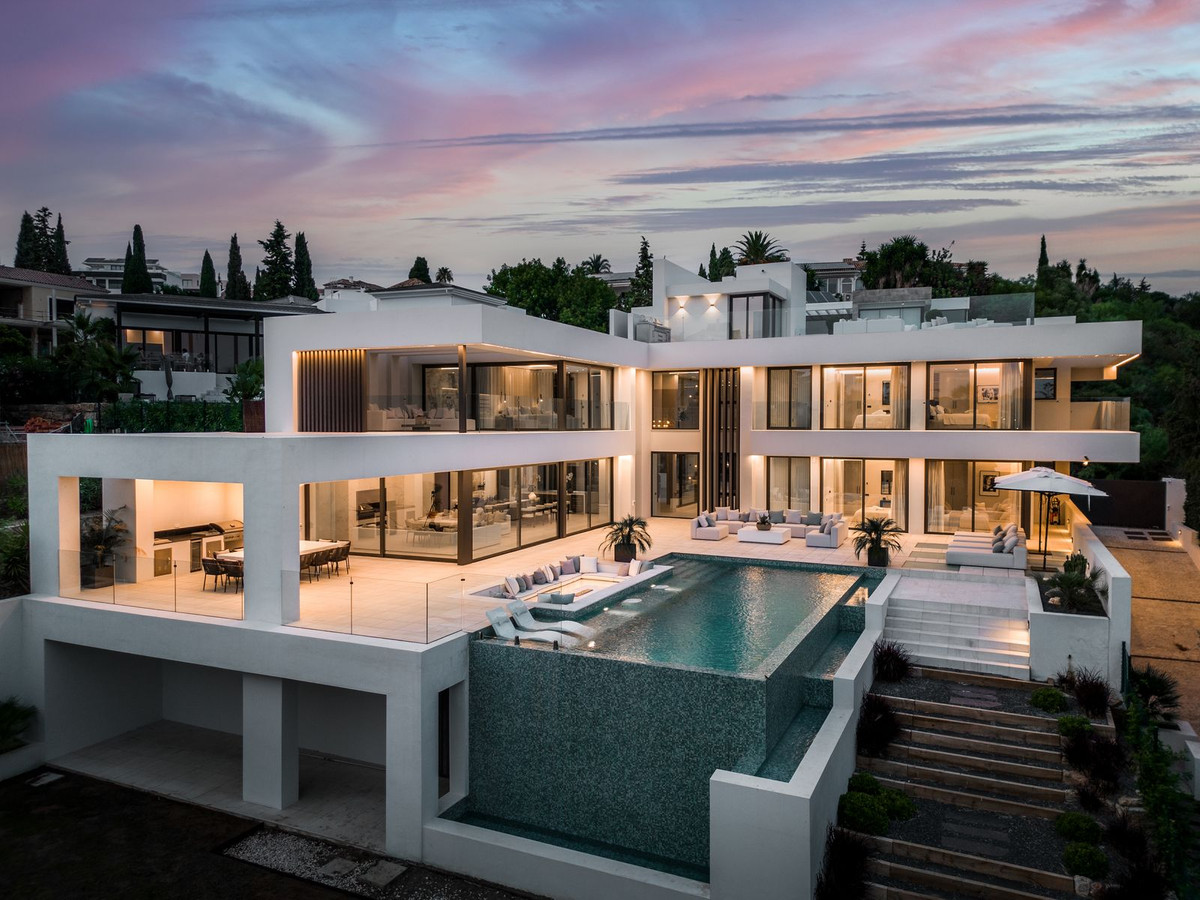 New ultracontemporary, elegant Villa with panoramic sea views in a prime location El Paraiso Alto, B, Spain