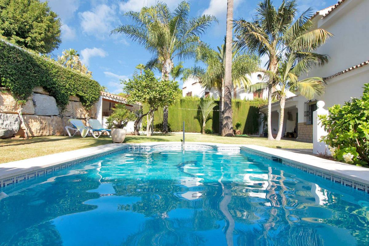 Villa te koop in Marbella R4624945