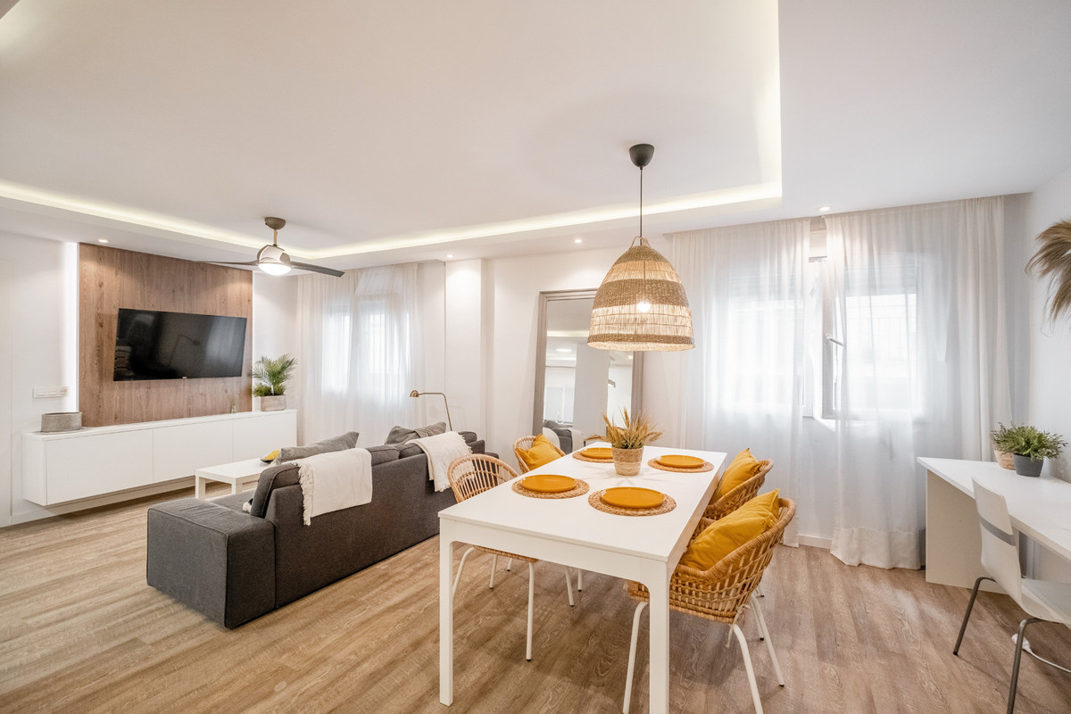 Conveniently located 2 bedroom apartment in the centre of San Pedro, right by the newly built boulev, Spain