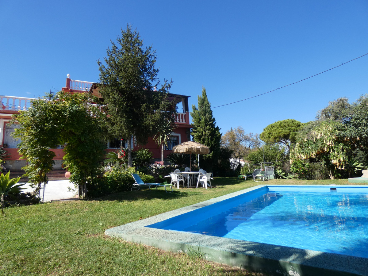 Traditional country house with private pool located just outside of Alhaurin El Grande. 

Distribute, Spain