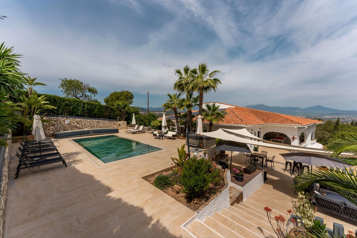 Completely refurnished luxury home with guest apartment located on the outskirts of Alhaurin el Gran, Spain