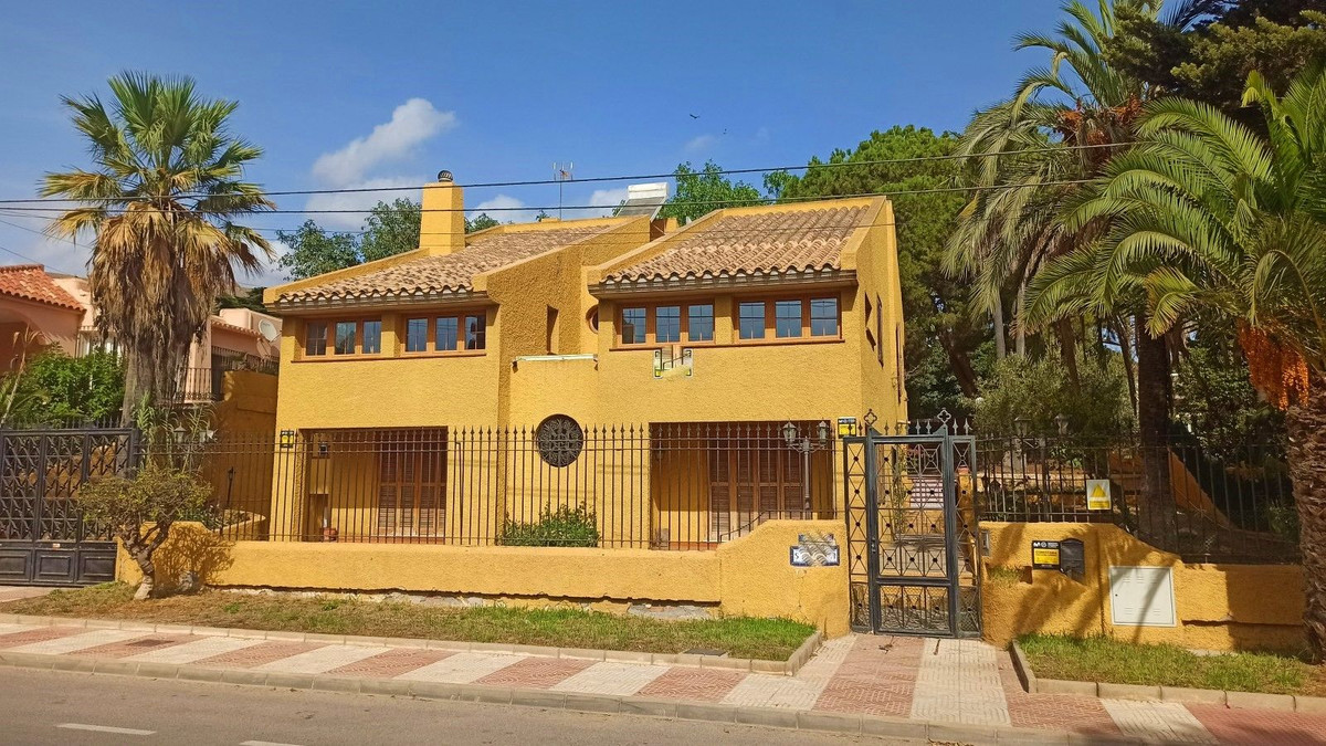 Detached Villa, Aguadulce, Costa Almeria.
4 Bedrooms, 5 Bathrooms, Built 596 m², Garden/Plot 999 m²., Spain