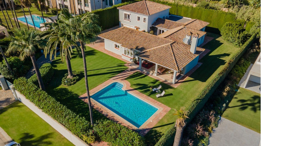 In the emblematic avenue of Paseo del Parque in Sotogrande, we find this family Villa, elegant, func, Spain