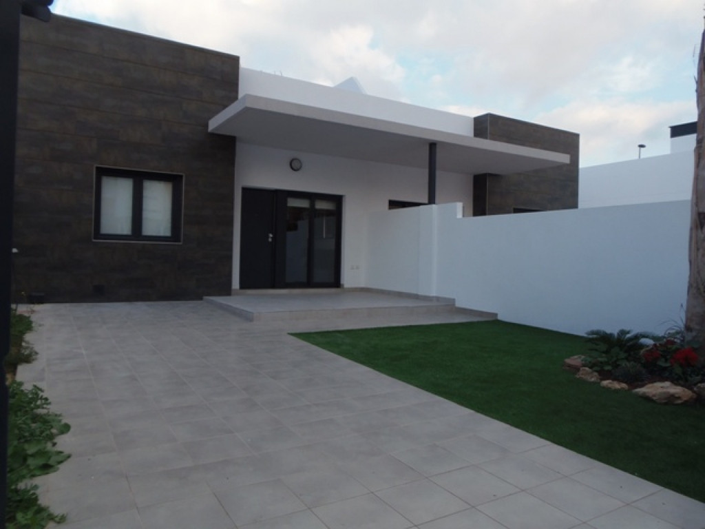 This beautiful bungalow in Mil Palmeras consists of 3 bedrooms and 2 bathroom, open plan kitchen wit, Spain