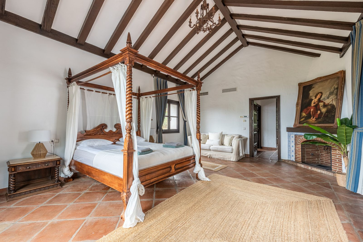 7 Bed Villa For Sale in El Madroñal, Benahavis