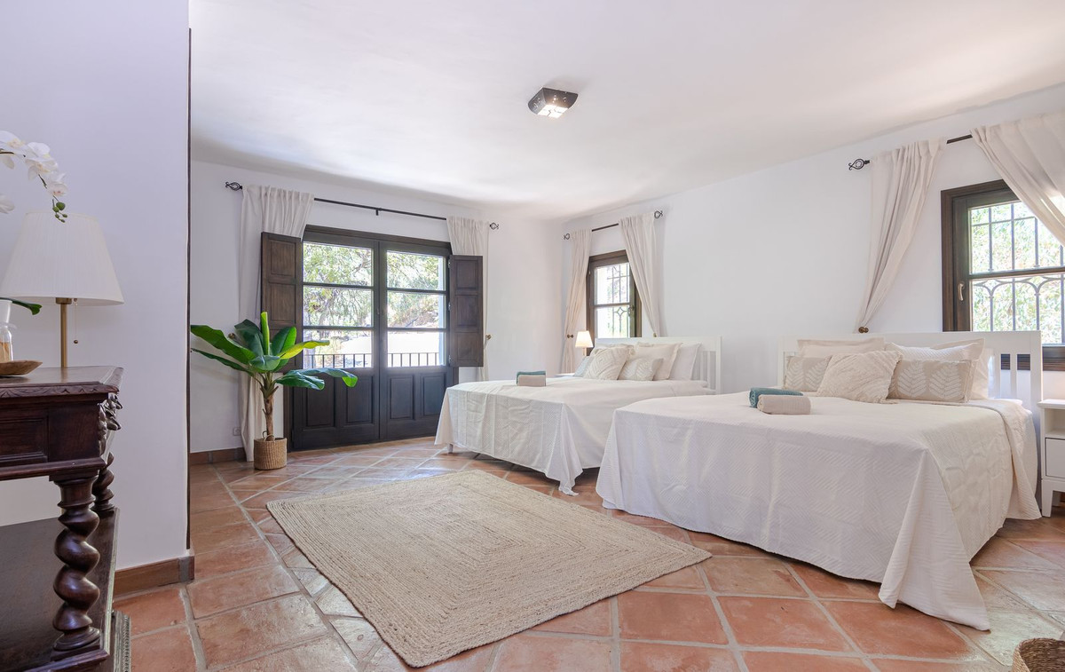 7 Bed Villa For Sale in El Madroñal, Benahavis