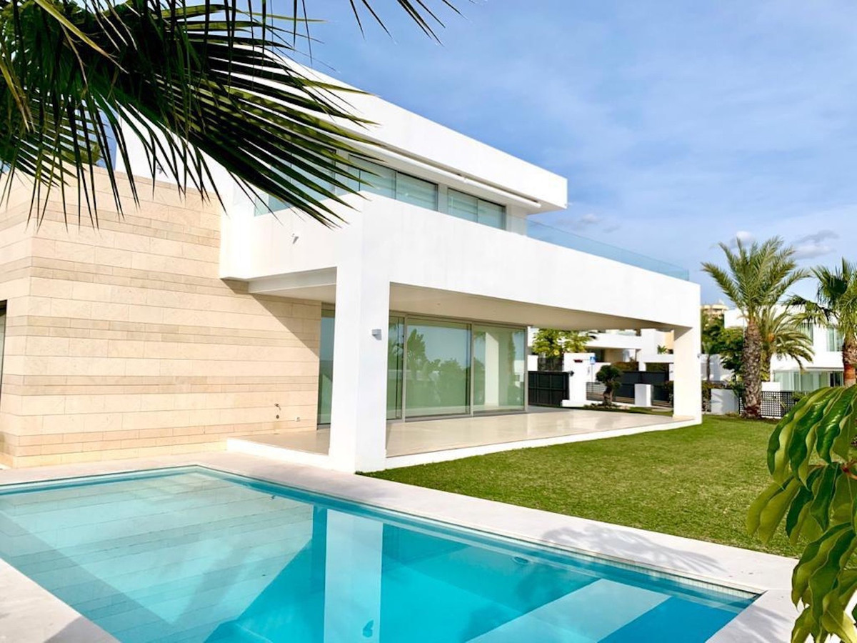 NO VIEWINGS ALLOWED UNTIL 20th of May 2022 
Luxurious modern villa located in the residential commun, Spain