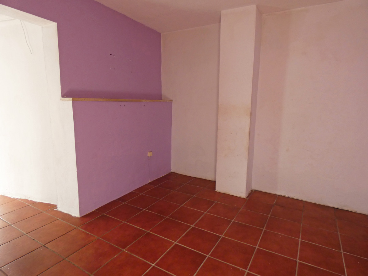 Spacious townhouse in the very centre of Alhaurín el Grande. The property needs a reform and a new kitchen.